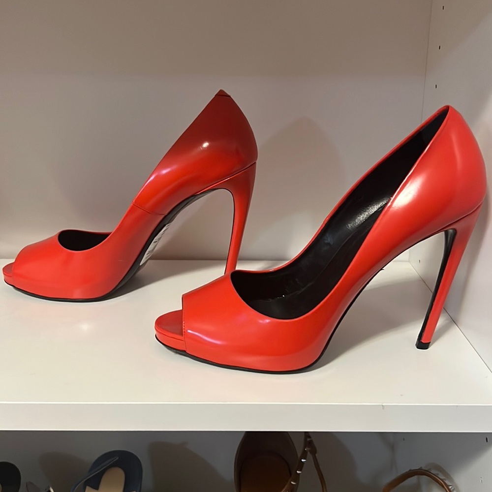 Never been used Roger Vivier
Leather Peep-Toe Pumps
39 (9)
Fuoco Red